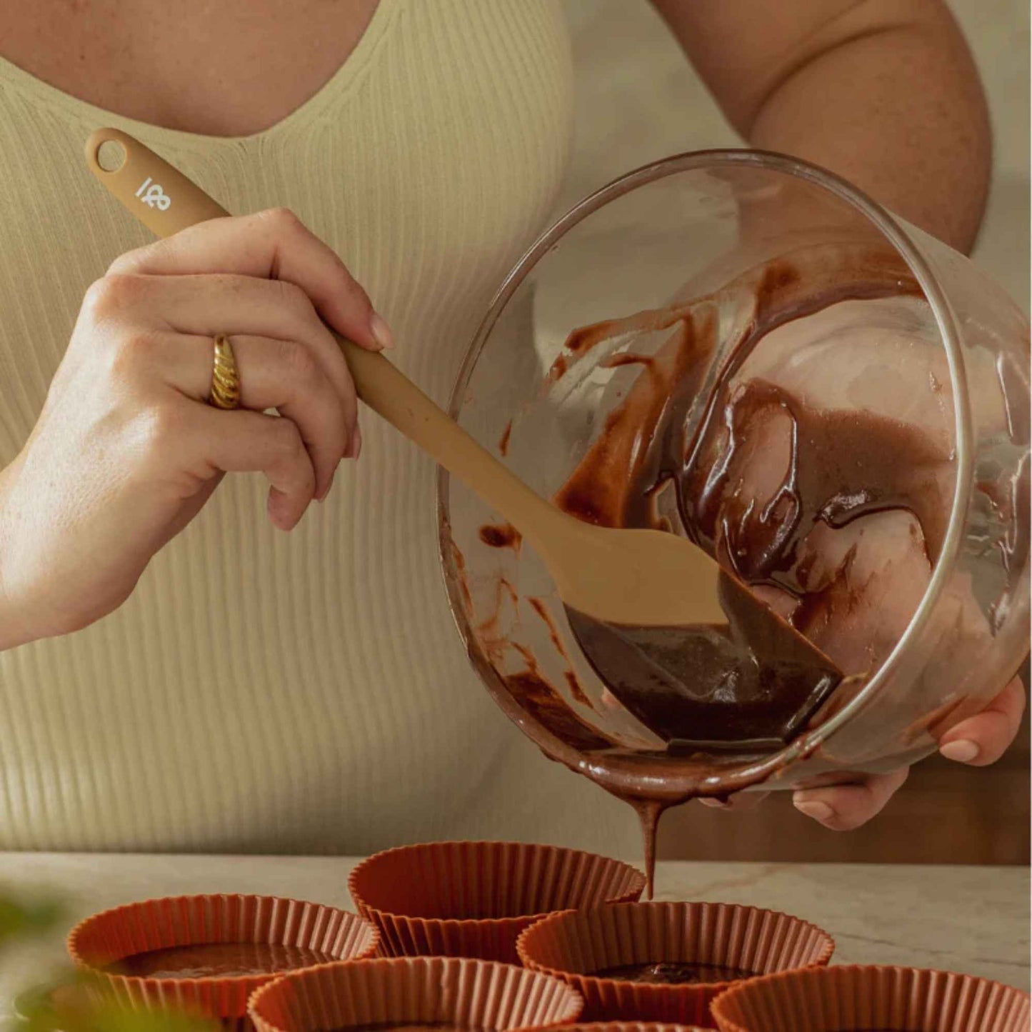 Silikon slikkepott i praline som brukes til å skrape røre fra bakebolle