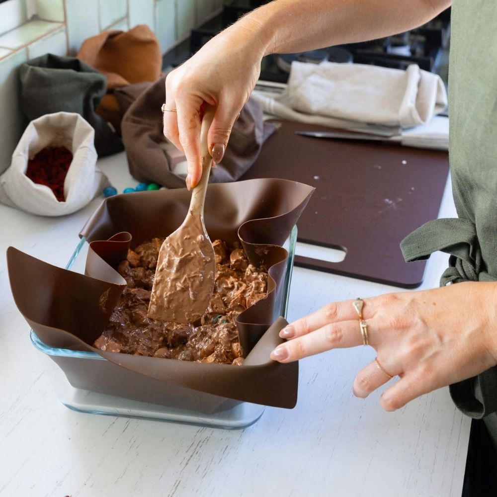 Silikon slikkepott i praline fra Seed & Sprout brukt til å røre sjokoladerøre i form