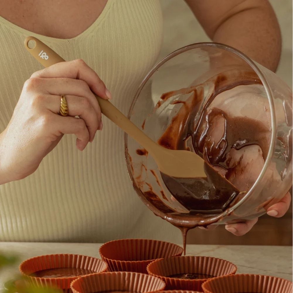 Silikon slikkepott i LFGB-sertifisert silikon som brukes til å fordele sjokoladedeig i muffinsformer