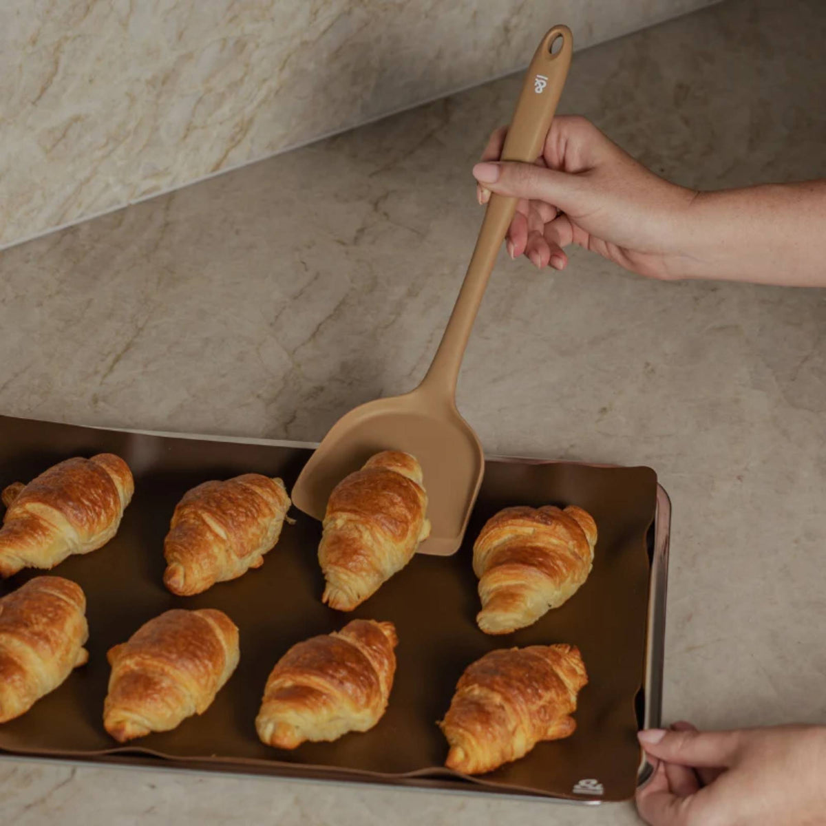 Silikon stekespade i LFGB-sertifisert silikon brukt til baking av croissanter på stekebrett