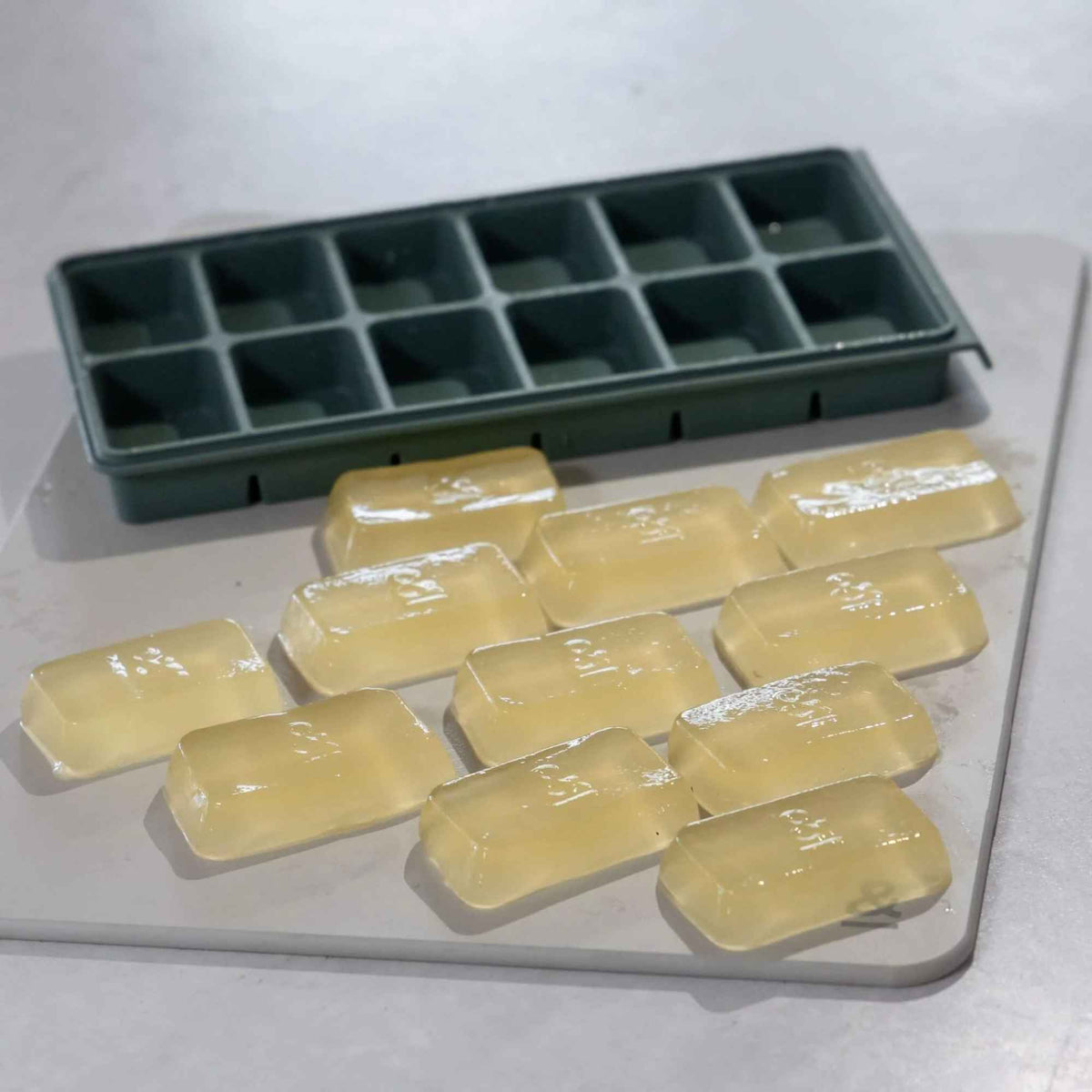Silikonfryseform med 12 rom og ferdige frosne porsjoner på 25 ml