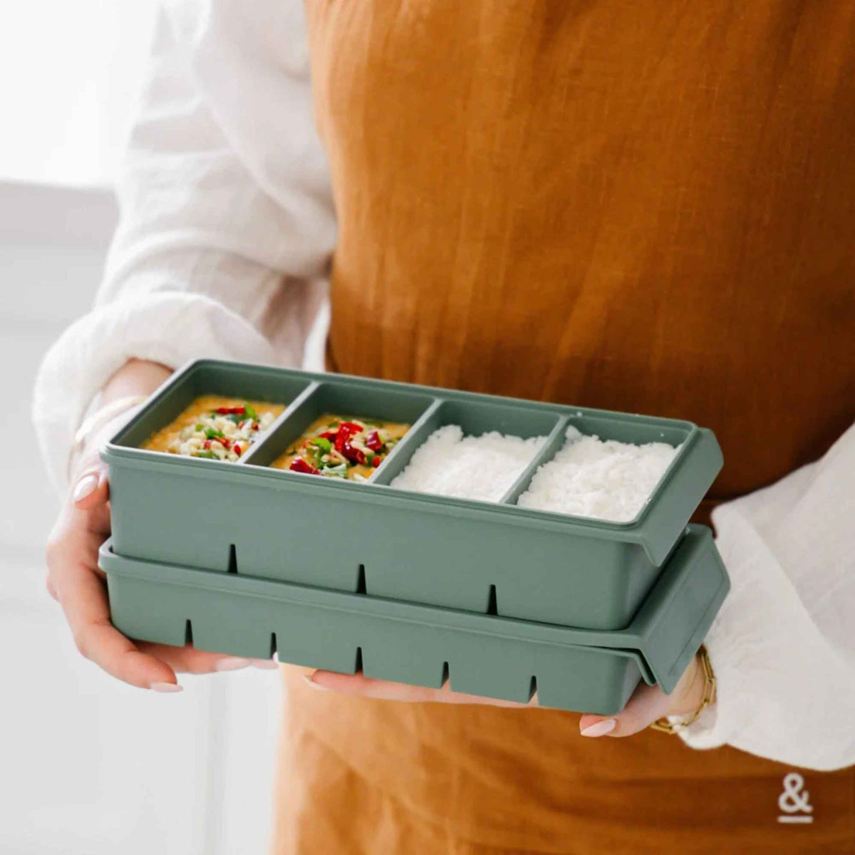 To stablede silikonfryseformer med fire porsjoner mat til meal prep og fryseoppbevaring.