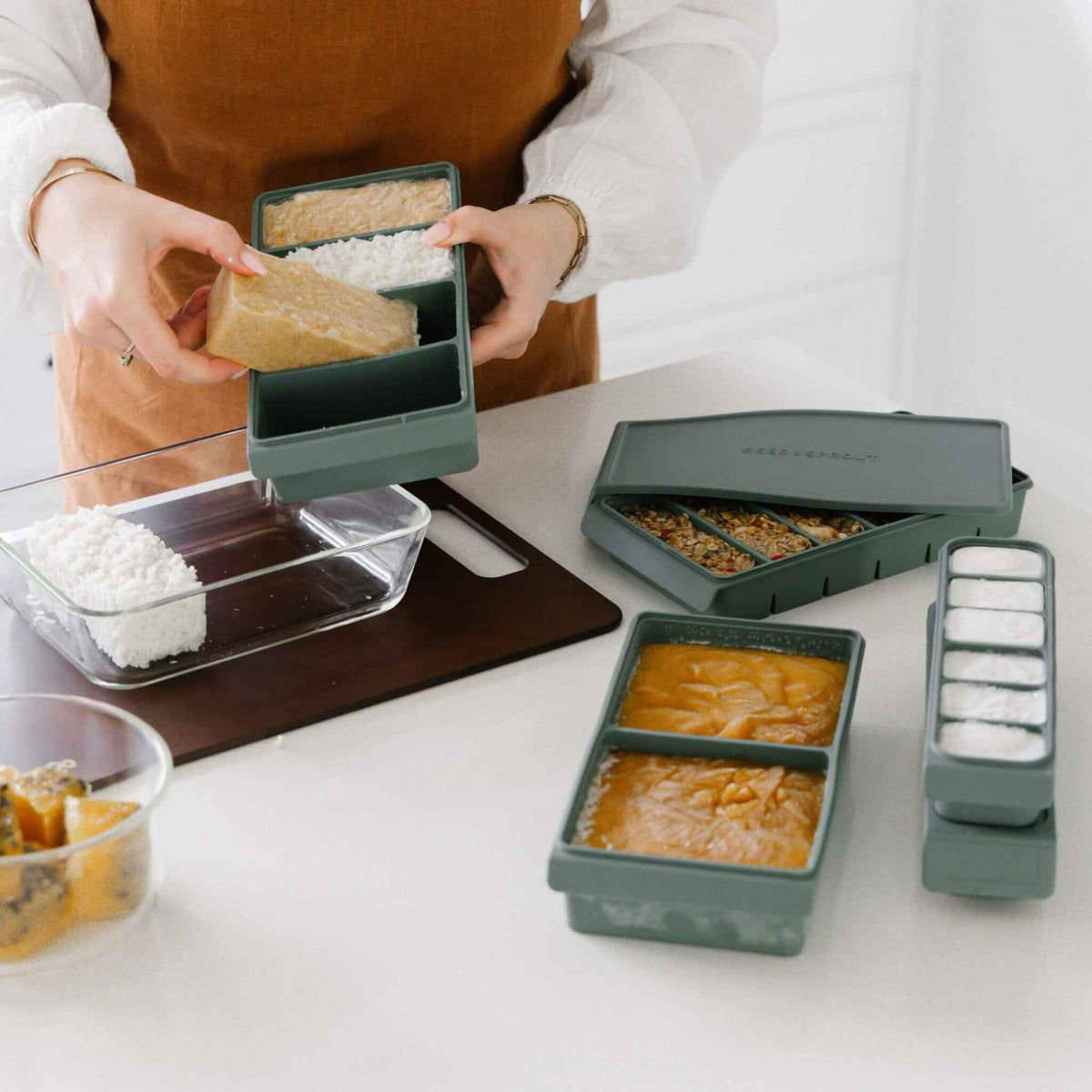 Silikonfryseformer i ulike størrelser med porsjoner av mat til meal prep og fryseoppbevaring.