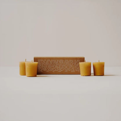 Skär Organics Certified Organic Beeswax Votives – økologiske bivokslys plassert foran produktets emballasje, fotografert på lys bakgrunn for Sunnerhjem