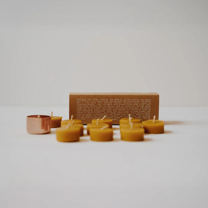 Nærbilde av Skär Organics økologiske bivokslys med emballasje i bakgrunnen og tydelig produkttekst – naturlige telys av sertifisert bivoks, hos Sunnerhjem.