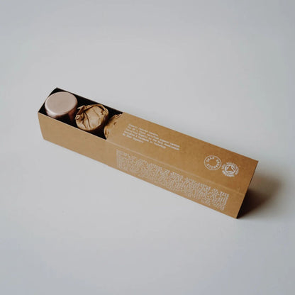 Åpen pakke med Skär Organics økologiske bivokslys, telys og emballasje vist på lys bakgrunn – naturlige og bærekraftige lys fra Sunnerhjem.