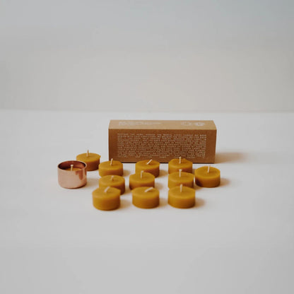 Skär Organics økologiske bivokslys i sett med telys, vist med emballasje og metallholder – naturlige og bærekraftige lys fra Sunnerhjem.