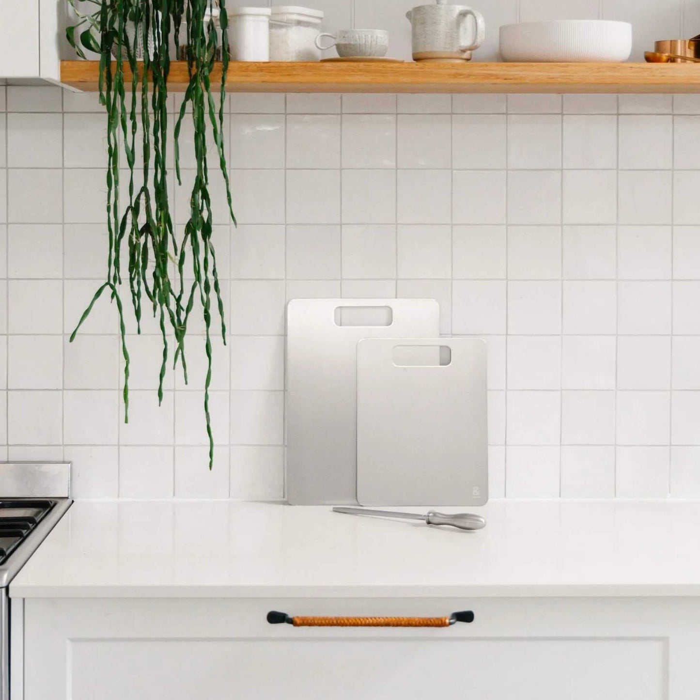 Skjærebrett i titan og knivsliper i karbonstål i moderne kjøkken, plastfritt kjøkkenutstyr