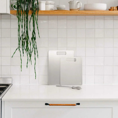 Skjærebrett i titan og knivsliper i karbonstål i moderne kjøkken, plastfritt kjøkkenutstyr