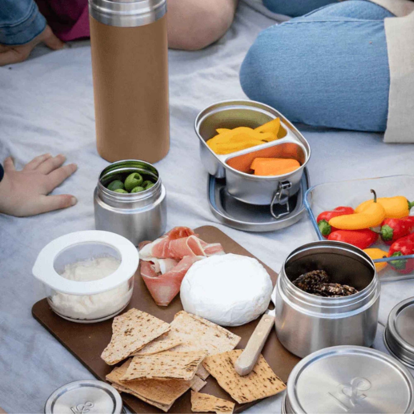 Små glassboller i borosilikatglass med glasslokk på piknik, fra Seed & Sprout