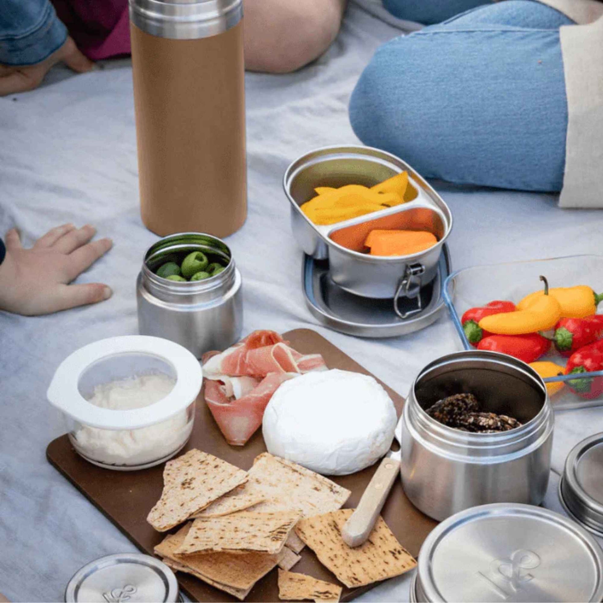 Små glassboller i borosilikatglass med glasslokk på piknik, fra Seed & Sprout