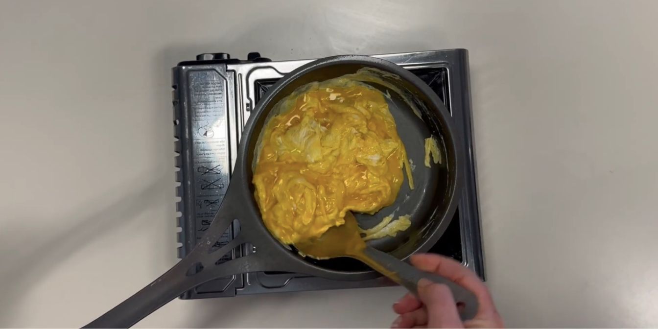 Last inn video: Instruksvideo for hvordan steke egg i en helt ny AUS-ION 20 cm jernpanne