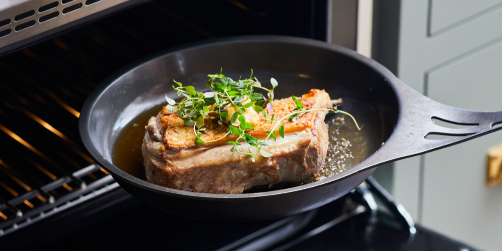 AUS-ION stekepanne i rent jern fra Solidteknics brukt direkte i stekeovnen