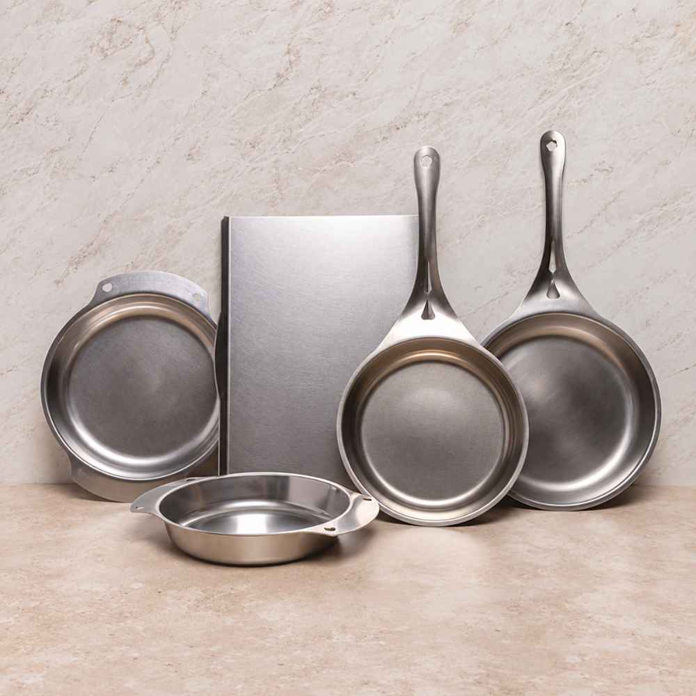 Solidteknics nöni-serie med stekepanner og bakebrett i nikkelfritt rustfritt stål.