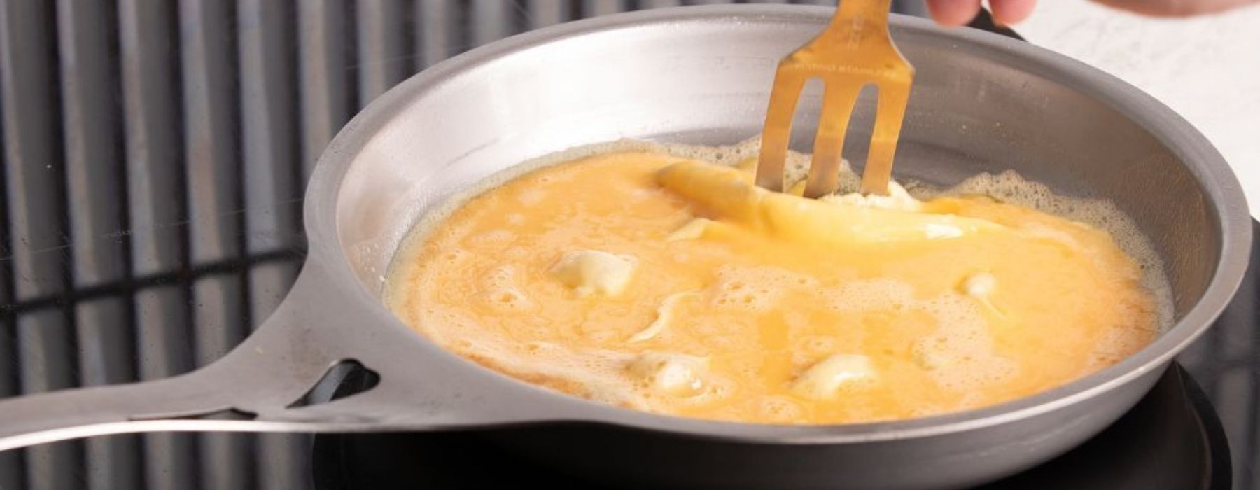 Solidteknics panne i rustfritt stål med eggerøre på kjøkken hos Sunnere Hjem