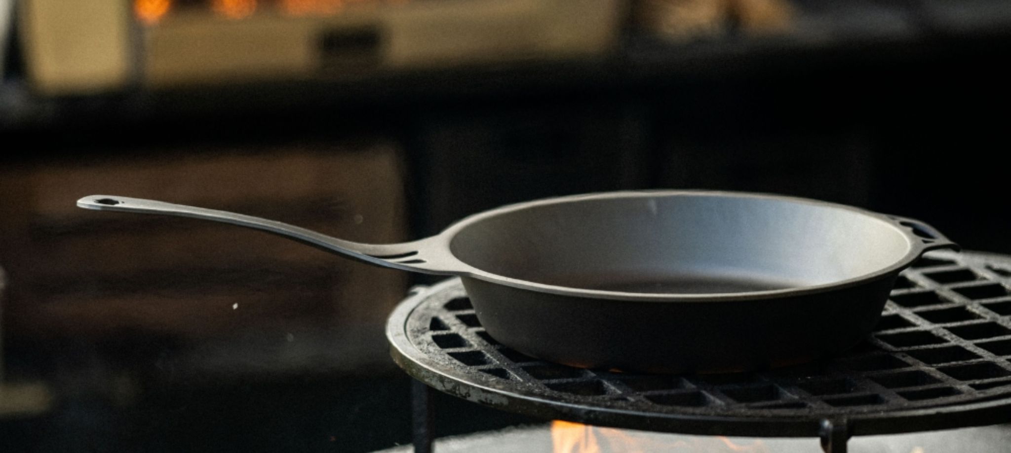 Solidteknics stekepanne med svakt konkav bunn, konstruert for jevn varmefordeling og stabilitet på induksjon og glassplatetopper.