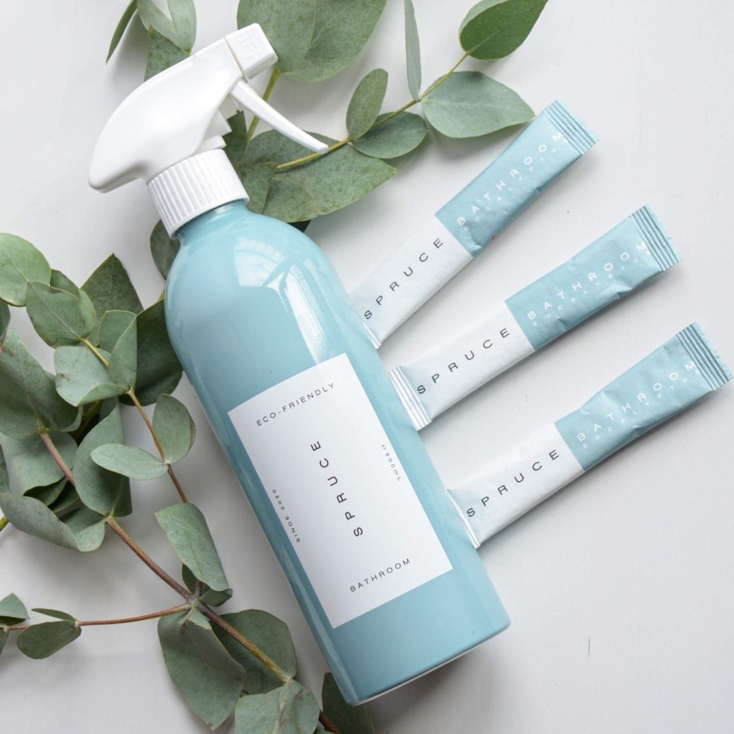 Spruce baderomsspray i gjenbrukbar aluminiumsflaske med plastfrie refillposer
