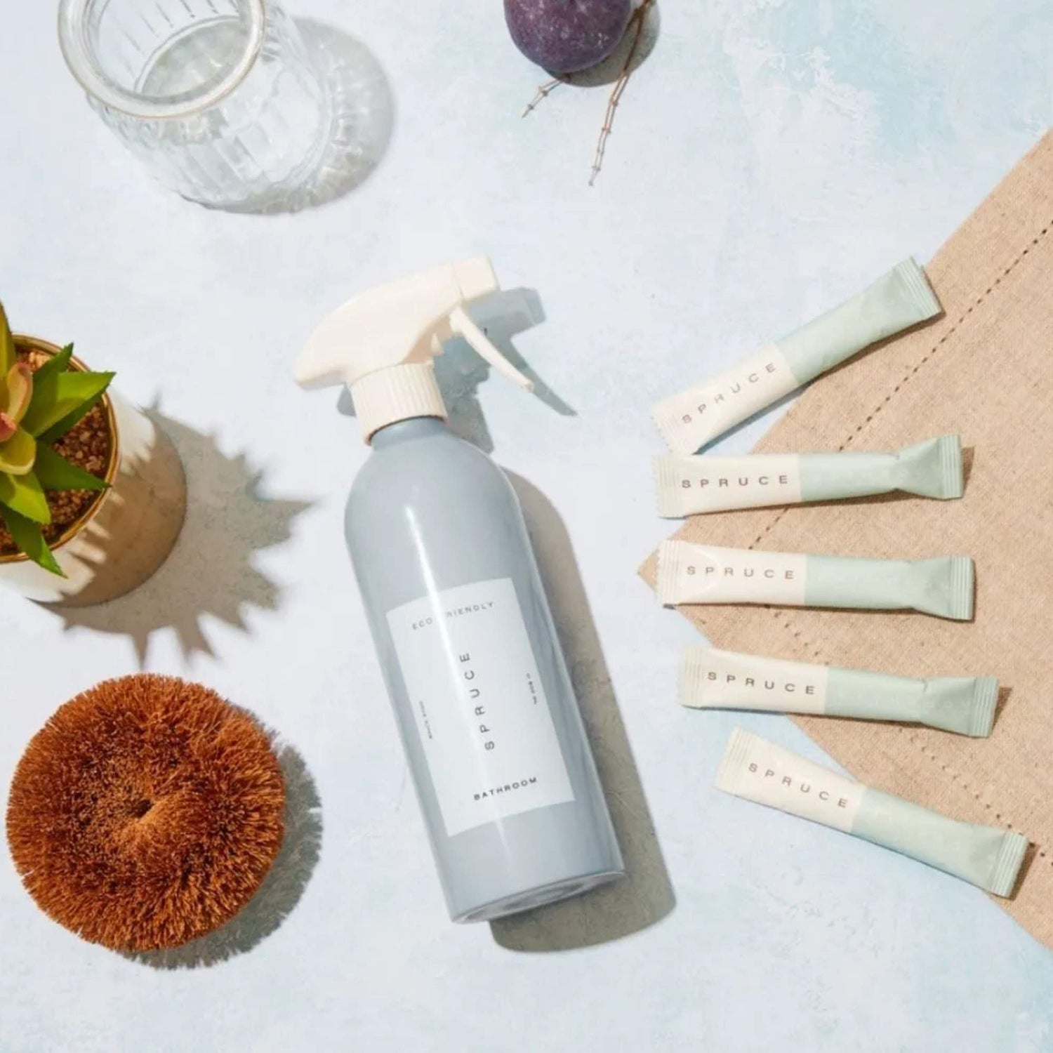 Spruce baderomsspray med gjenbrukbar aluminiumsflaske og plastfrie refillposer på badet