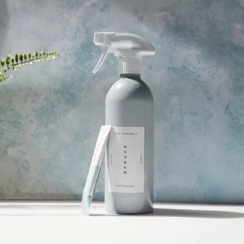 Spruce baderomsrengjøringsspray og refill – effektiv rengjøring med trygge ingredienser og økologiske eteriske oljer, helt uten sterke kjemikalier.