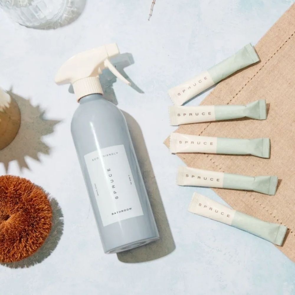 Spruce baderomsspray med gjenbrukbar aluminiumsflaske og plastfrie refillposer for skånsom og effektiv rengjøring