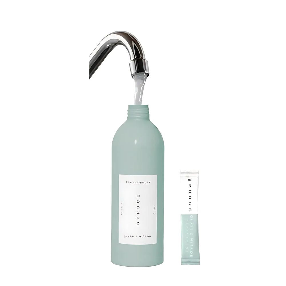 Spruce evighetsflaske fylles med vann fra springen og en refillpose – lag 500 ml miljøvennlig rengjøringsspray uten engangsplast.