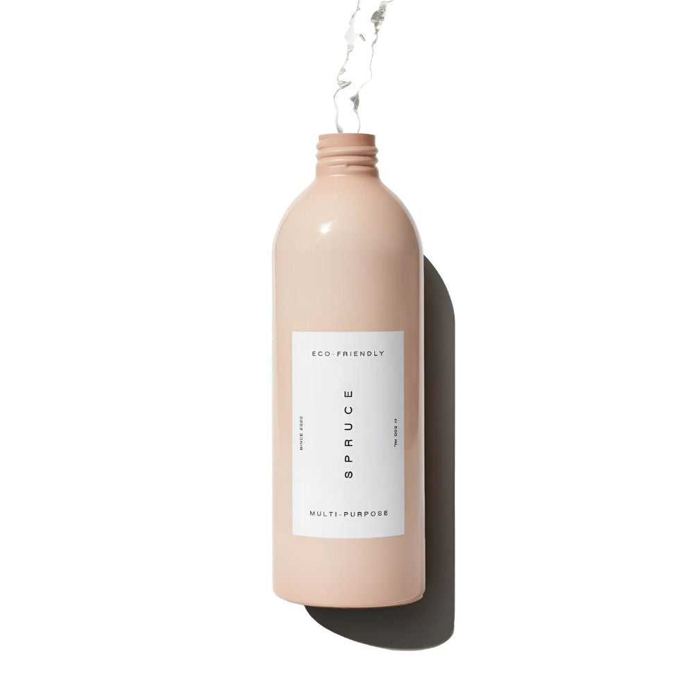 Spruce sin gjenbrukbare Eternity flaske fylles med vann og plastfri refill for bærekraftig rengjøring uten engangsplast
