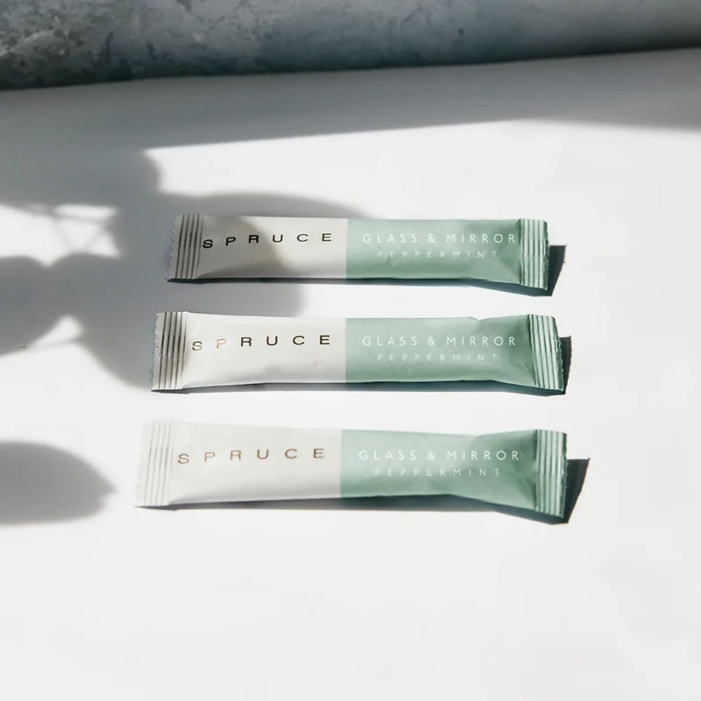 Tre Spruce glass- og speilrefiller med peppermynte, plastfrie poser med konsentrert rengjøringspulver