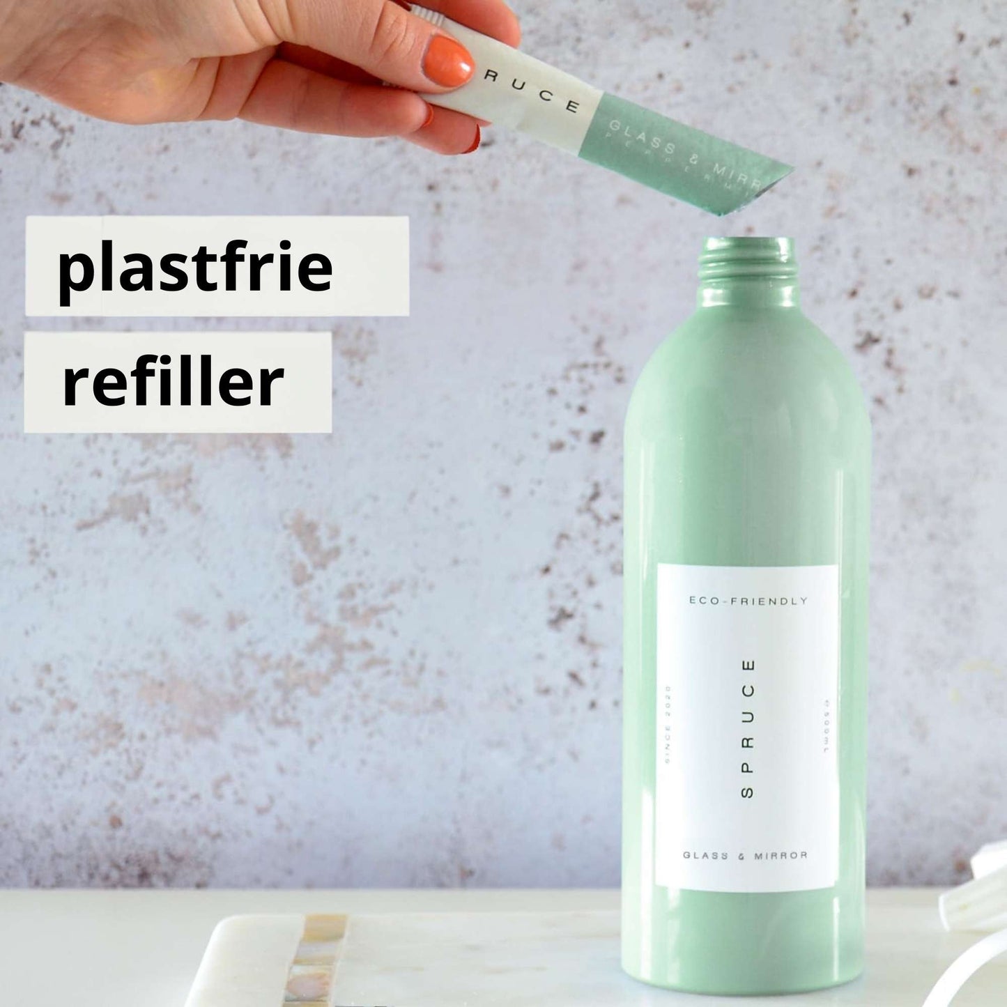 Plastfrie refillposer til Spruce glass- og speilspray helles i gjenbrukbar aluminiumsflaske