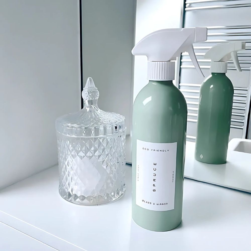 Spruce naturlig glass- og speilspray med økologisk eterisk peppermynteolje – effektiv rengjøring uten striper eller sterke kjemikalier for speil og glassoverflater.