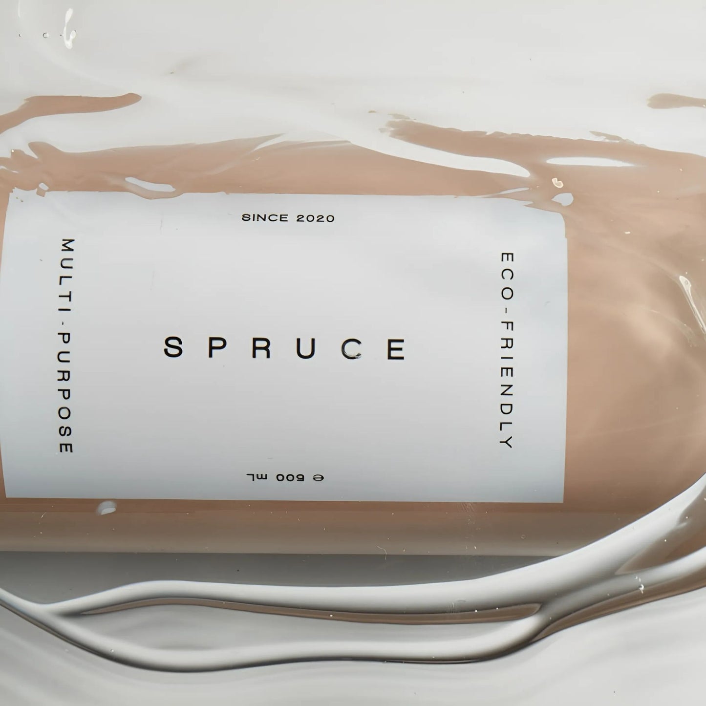 Spruce allrengjøringsspray i evighetsflaske – miljøvennlig, plastfri og effektiv til rengjøring i hele hjemmet.