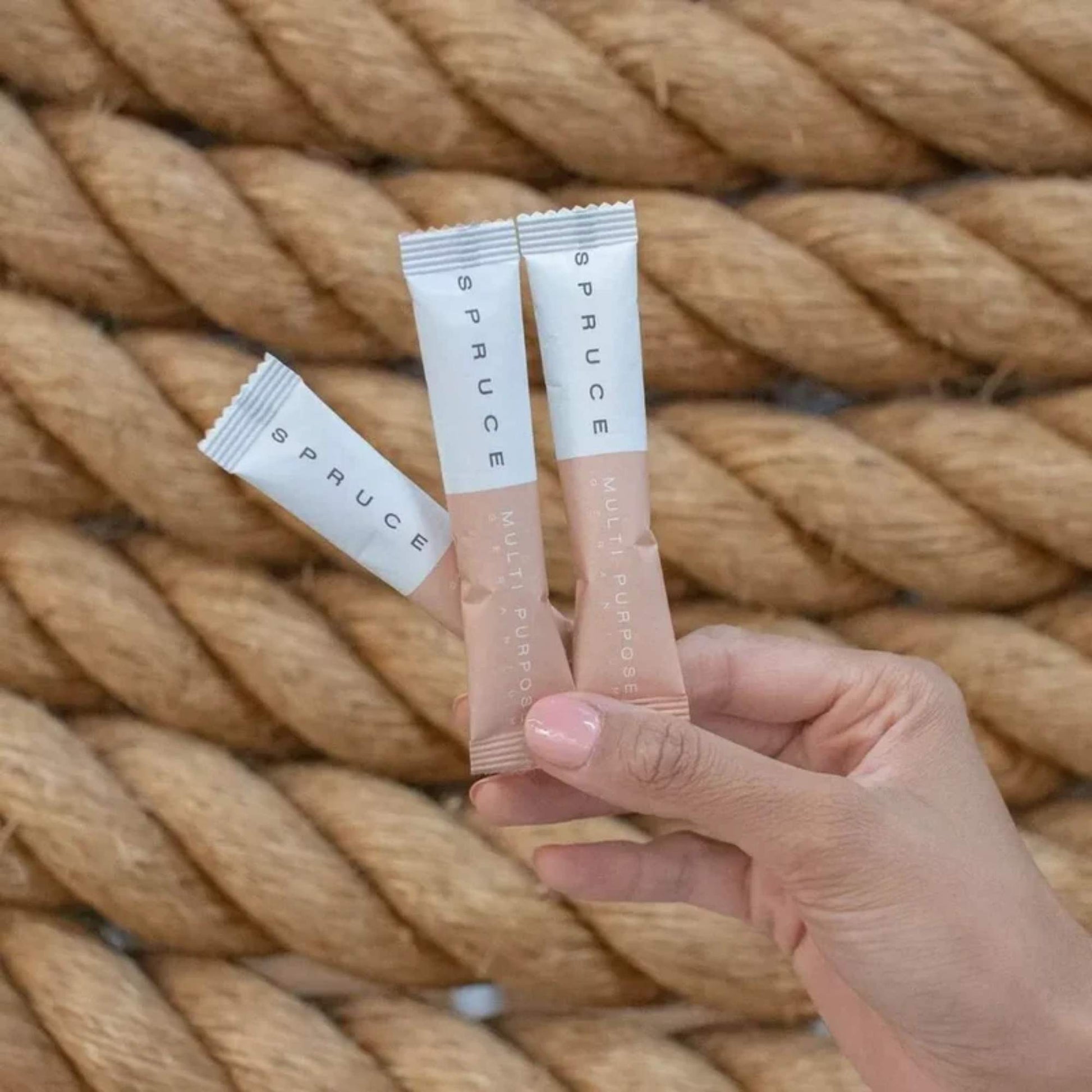 Spruce multispray refill i plastfri pose, holdt i hånden, konsentrert pulver til gjenbrukbar rengjøringsspray