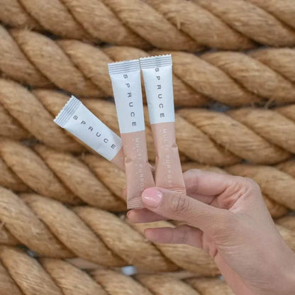 Spruce multispray refill i plastfri pose, holdt i hånden, konsentrert pulver til gjenbrukbar rengjøringsspray