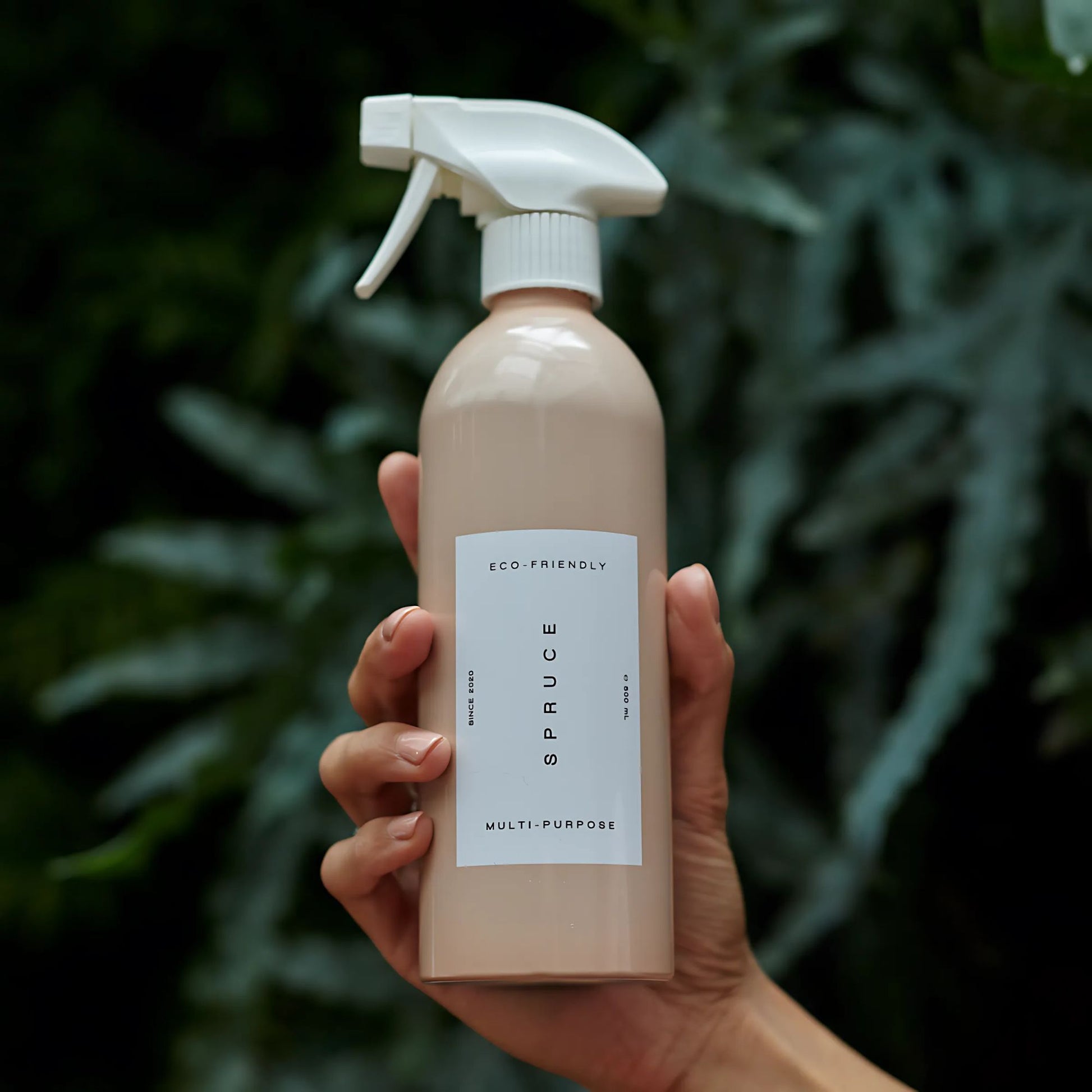 Hånd som holder Spruce Multispray evighetsflaske – trygg og giftfri rengjøring for hele hjemmet