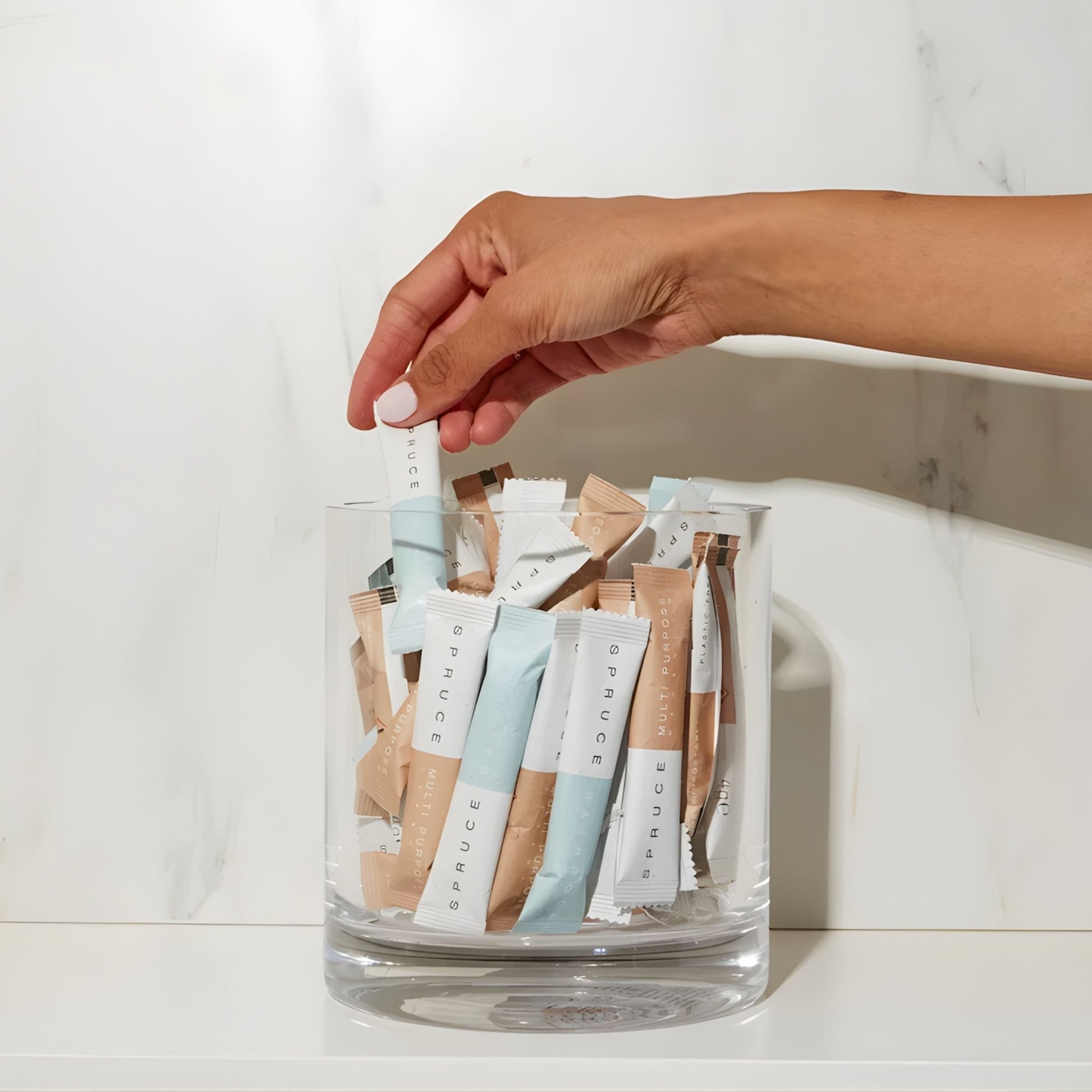 Plastfrie refillposer fra Spruce samlet i en glasskrukke, klare til bruk i gjenbrukbare rengjøringsflasker