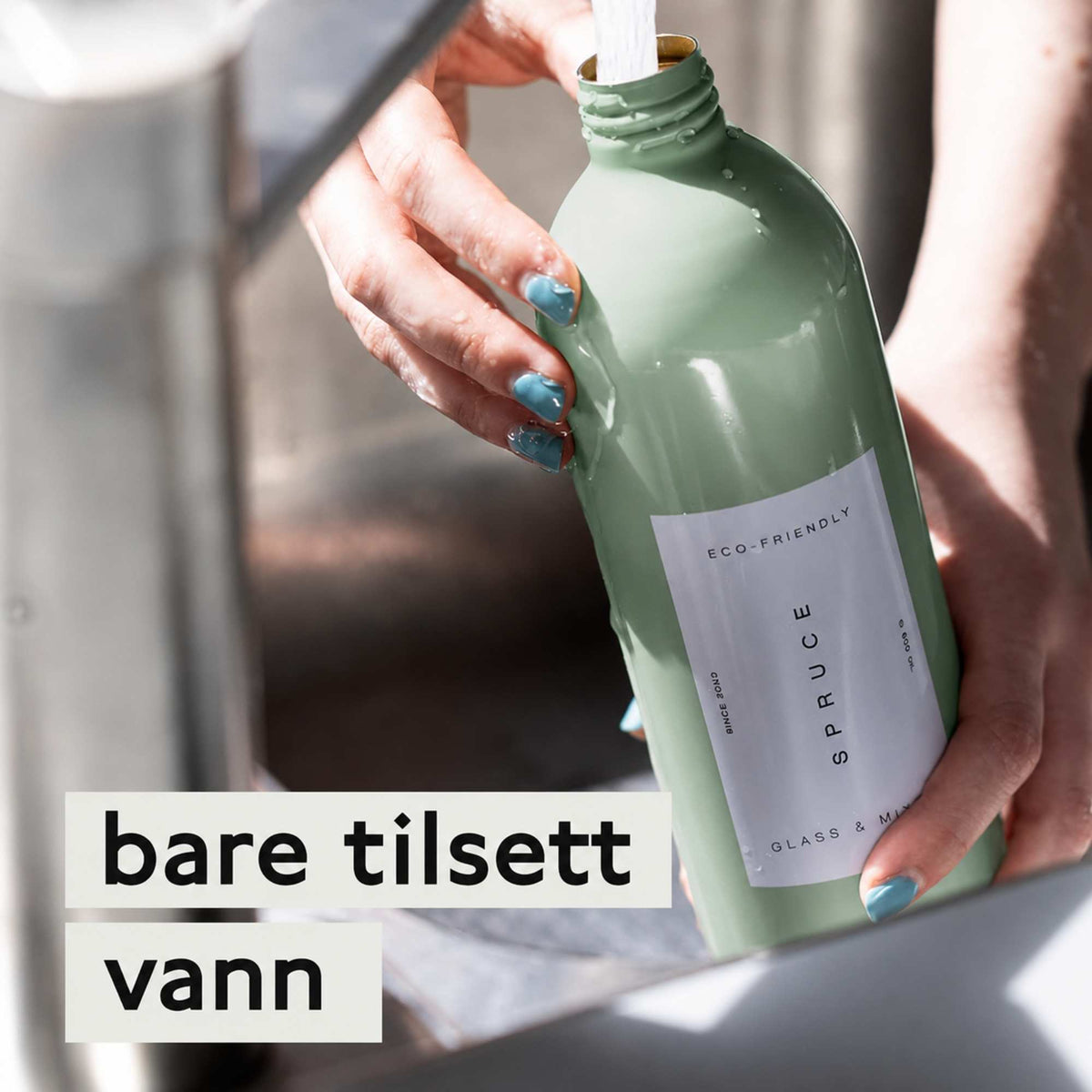 Spruce rengjøringsflaske som fylles med vann for naturlig rengjøring hjemme.