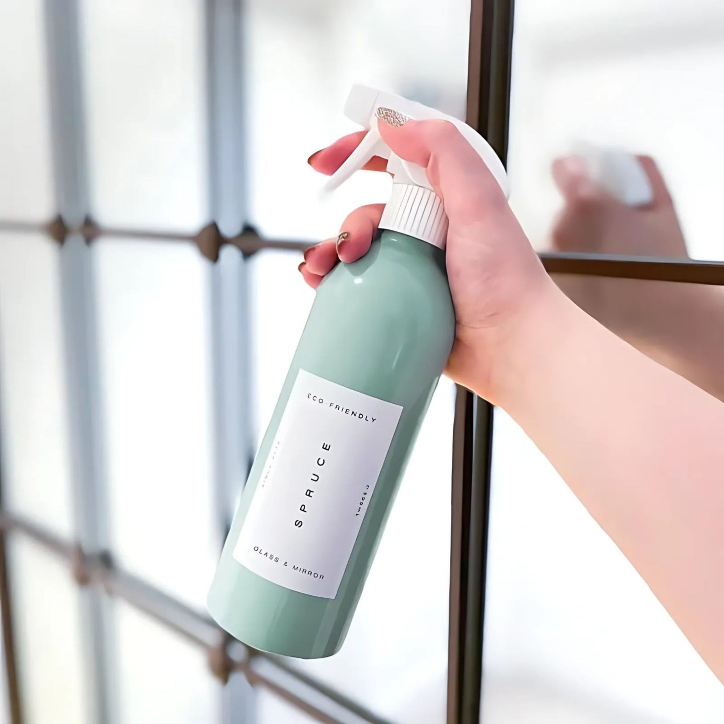 Spruce naturlig glass- og speilrens i bruk på speil – effektiv rengjøring med økologiske eteriske oljer og plastfri refill, uten skadelige kjemikalier


