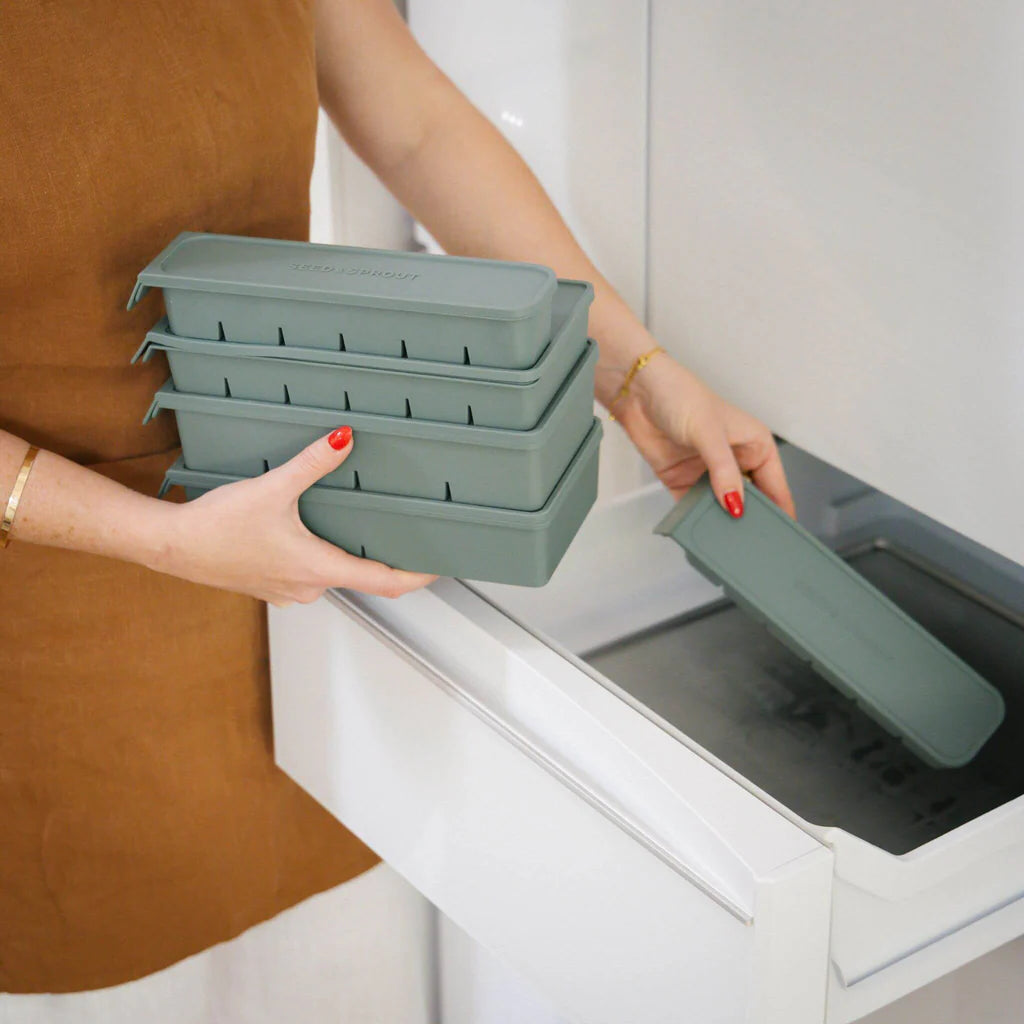 Stablede silikon fryseformer i platinherdet silikon plasseres i fryser for plastfri matoppbevaring og porsjonsfrysing