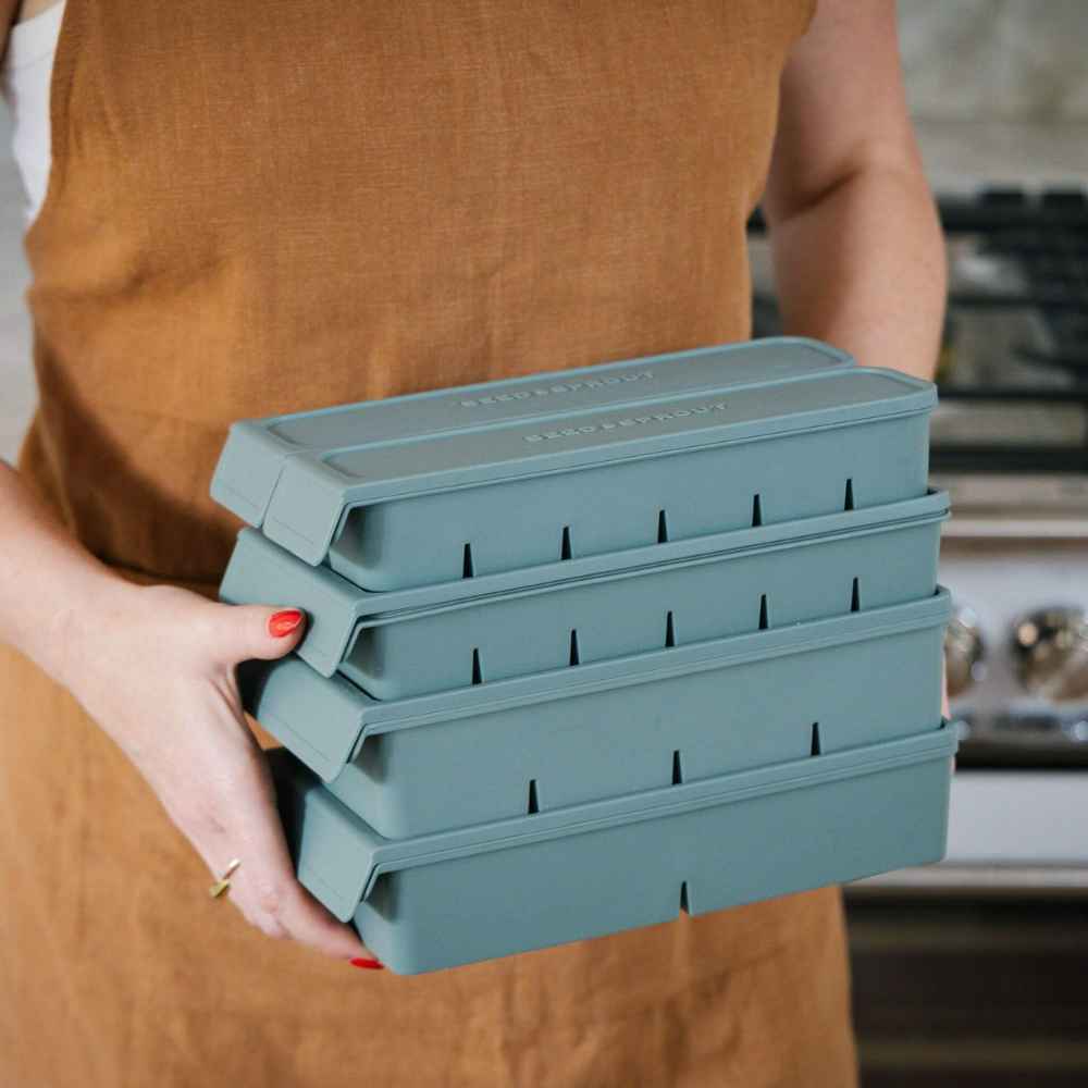 Person holder stablede silikonfryseformer med lokk fra Seed & Sprout.