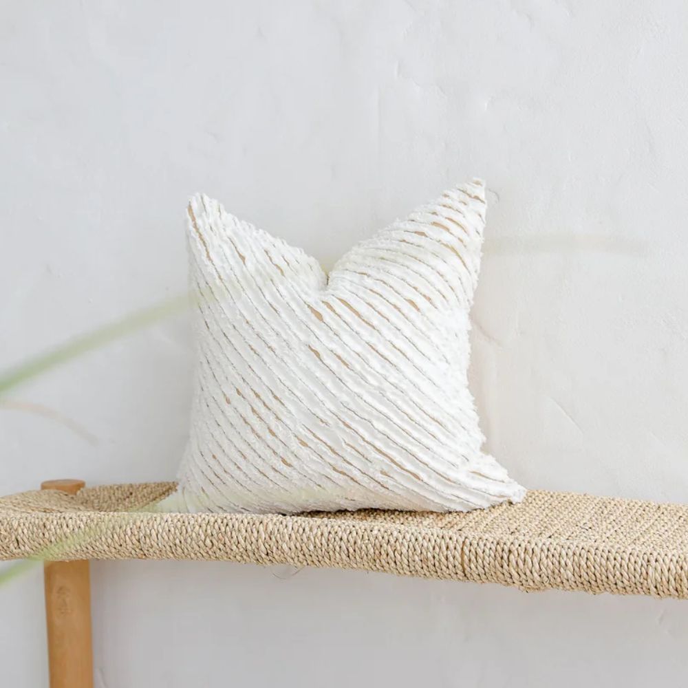 Stripete putetrekk i 100 % lin i fargen White & Cinnamon fra MagicLinen, med strukturert linstoff i naturlig lys.