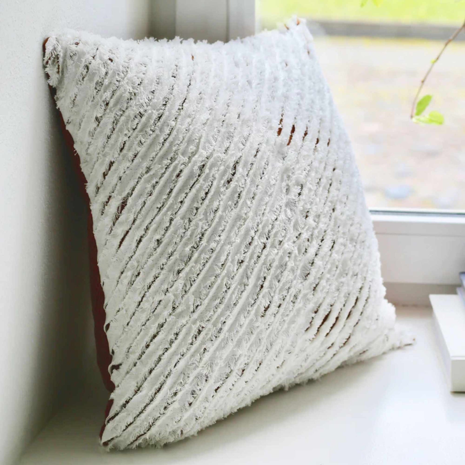 Stripete putetrekk i 100 % lin i fargen White & Cinnamon fra MagicLinen, vist i vinduskarm med naturlig lys.
