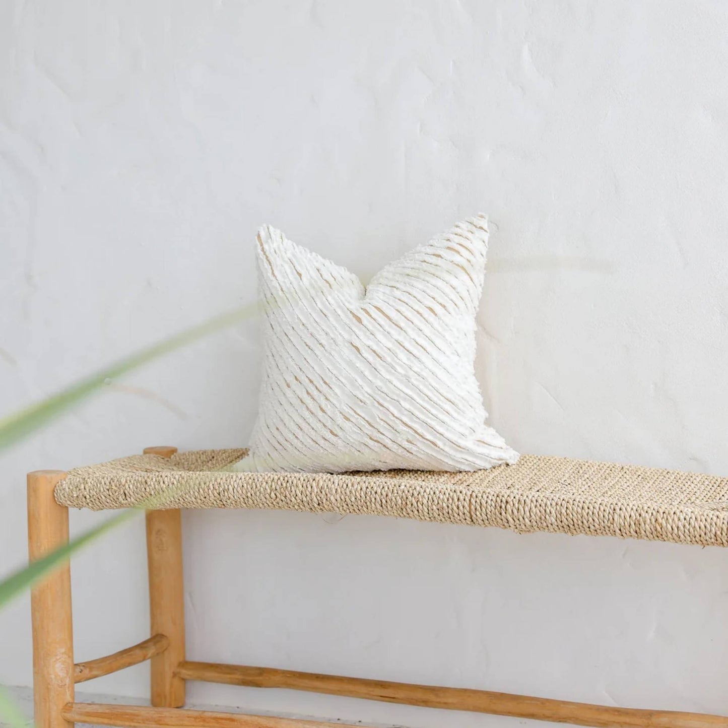 Stripete putetrekk i 100 % lin i fargen White & Cinnamon fra MagicLinen, stylet på benk i naturlig interiør.