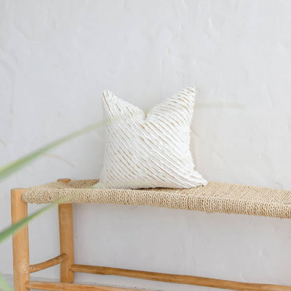 Stripete putetrekk i 100 % lin i fargen White & Cinnamon fra MagicLinen, stylet på benk i naturlig interiør.