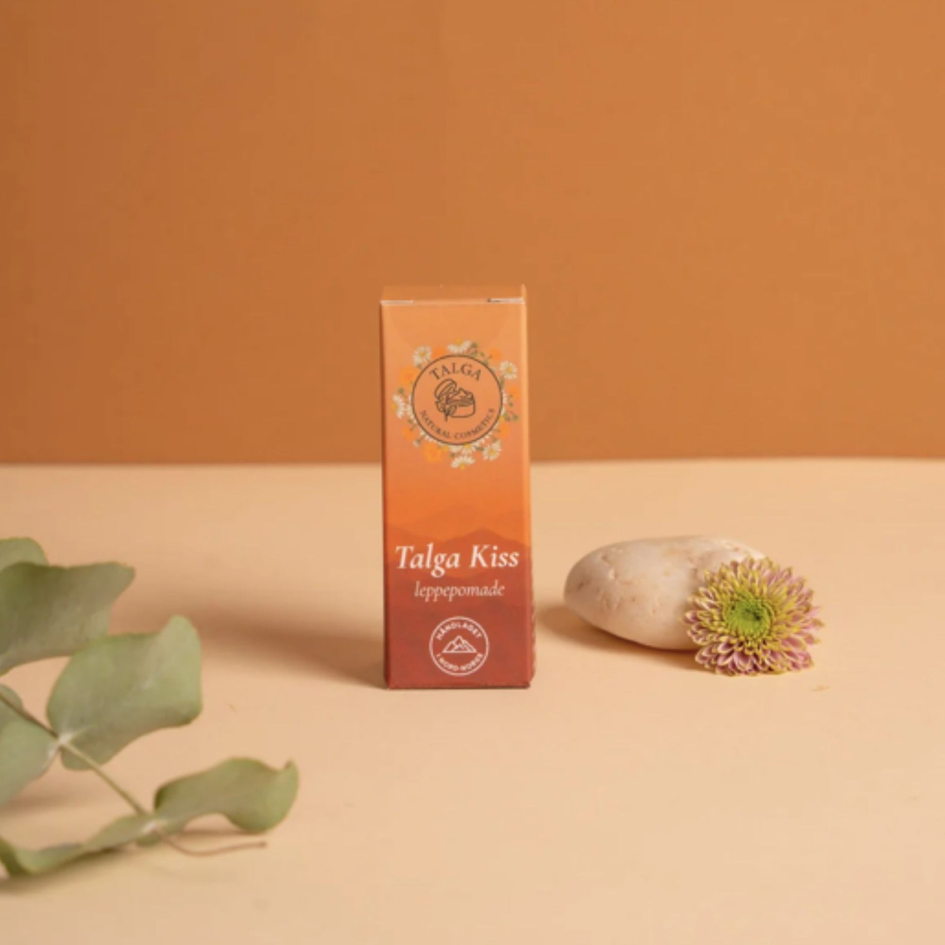 Talga Kiss leppepomade med plastfri emballasje – håndlaget norsk hudpleie med rene, naturlige ingredienser.