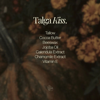 Ingrediensene i Talga Kiss leppepomade: gressforet talg, kakaosmør, bivoks, jojobaolje, ringblomst, kamille og naturlig vitamin E.