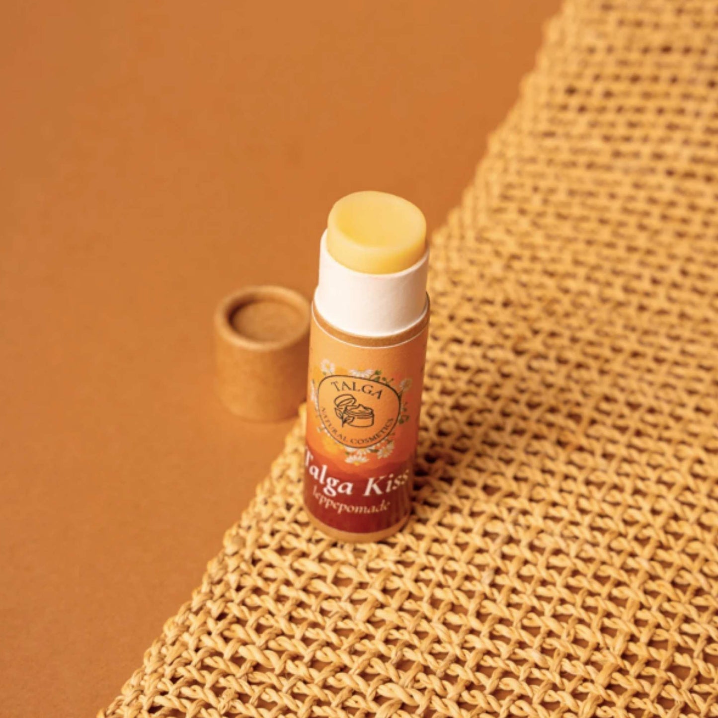 Talga Kiss leppepomade i tube laget med gressforet norsk talg, kakaosmør og bivoks – naturlig pleie for tørre lepper.