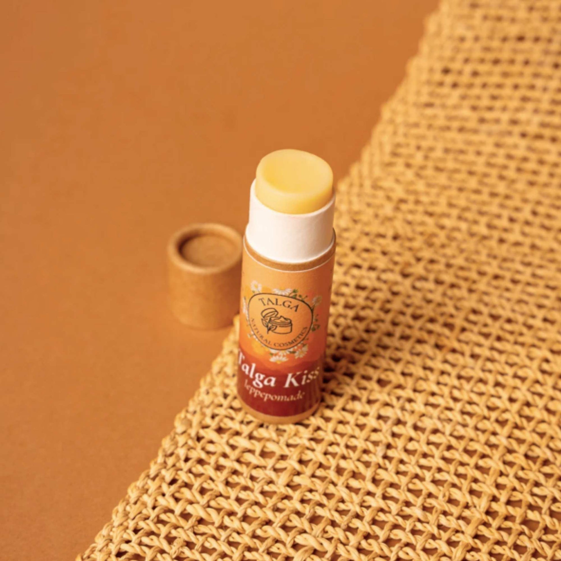 Talga Kiss leppepomade i tube laget med gressforet norsk talg, kakaosmør og bivoks – naturlig pleie for tørre lepper.