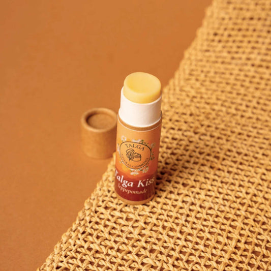 Talga Kiss leppepomade i tube laget med gressforet norsk talg, kakaosmør og bivoks – naturlig pleie for tørre lepper.