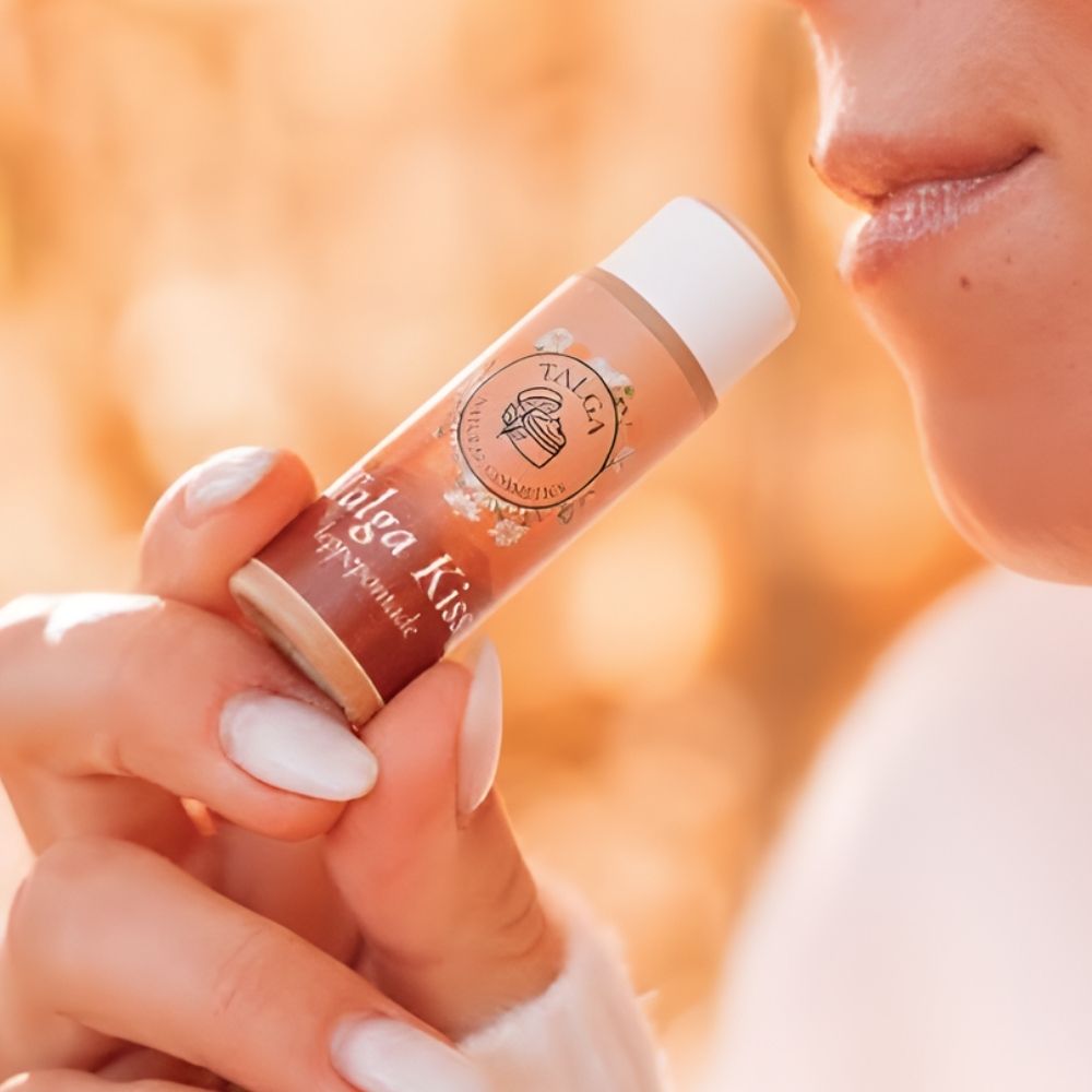 Talga Kiss i bruk – en myk og kremet balm som legger seg naturlig på leppene.