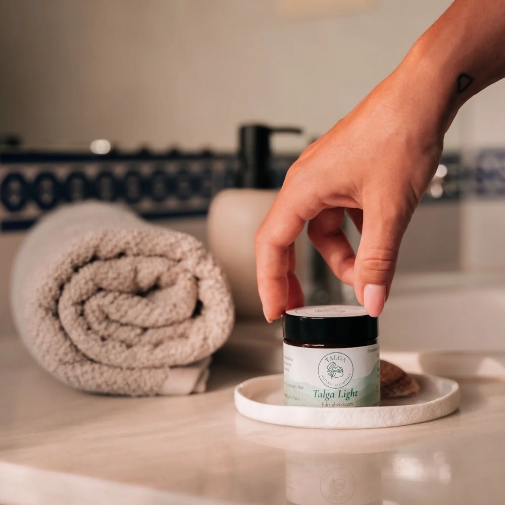 Talga Rich ansiktskrem plassert på badet i naturlige omgivelser.