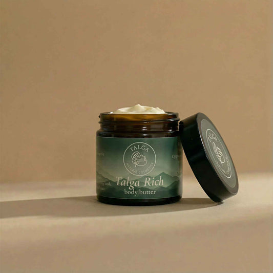 Talga Rich Body Butter i glasskrukke med pisket kroppssmør laget av gressforet norsk talg. Naturlig og nærende kroppspleie uten syntetisk parfyme, laget i Norge for tørr og sensitiv hud.